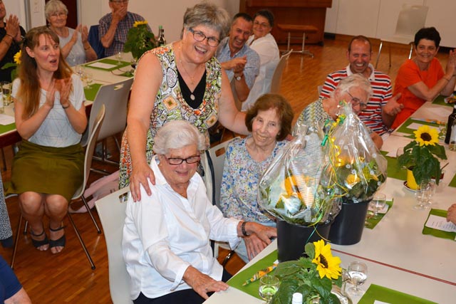 Präsidentin Beatrice Waldmeier mit Elsa Metzger und Heidy Schneider, die für 75 Jahre Aktivmitgliedschaft geehrt wurden. Foto: zVg