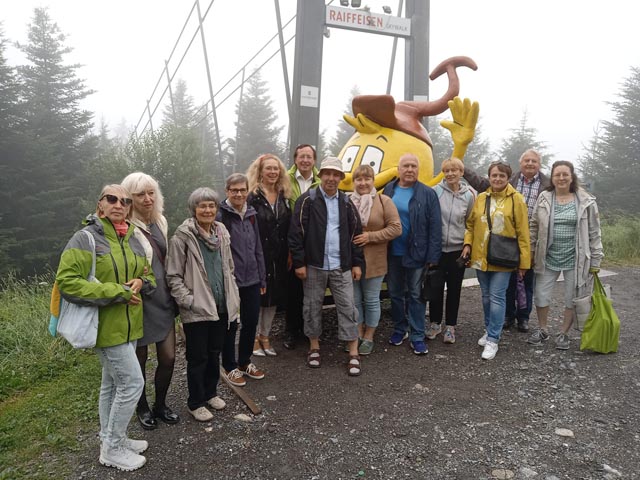 Ein Teil der Gruppe vor dem Skywalk. Foto: zVg