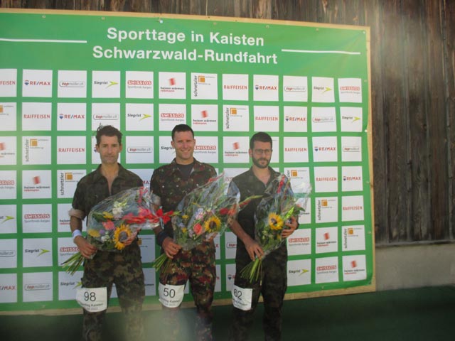 Ehrung der Schnellsten des Waffenlaufs: Marco De Martin (2.), Marc Rodel (1.), René Wendelspiess (3.) (v.l.). Foto: zVg