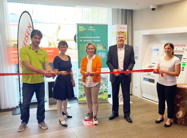 Eröffnung am Startpunkt Raiffeisenbank Frick (von links): Trail-Entwickler Michael Eberle, Anna Hoyer, stellvertrende Geschäftsführerin Jurapark, Gemeinderätin Suanne Gmünder Bamert, Bankleiter Marc Jäger und Jurapark-Projektleiterin Lea Reusser. Foto: Sonja Fasler