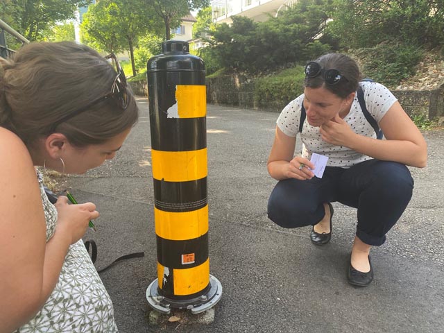 Die Hinweise sind an den unterschiedlichsten Stellen versteckt. Foto: Sonja Fasler