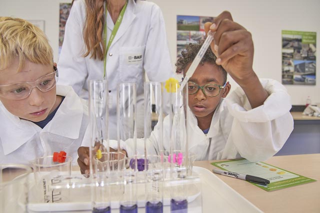 Die Kinder durften sich als Forscher versuchen. Foto: zVg