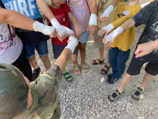 Der Besuch bei den Samaritern Wölflinswil-Oberhof im Rahmen des Ferienspasses fand guten Anklang bei den Kindern. Stolz präsentieren sie ihre Verbandskreationen. Foto: zVg