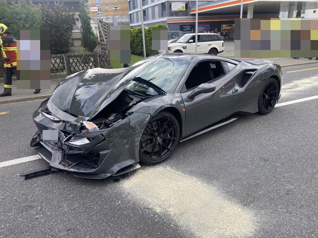 Der stark beschädigte Ferrari. Foto: Polizei AG