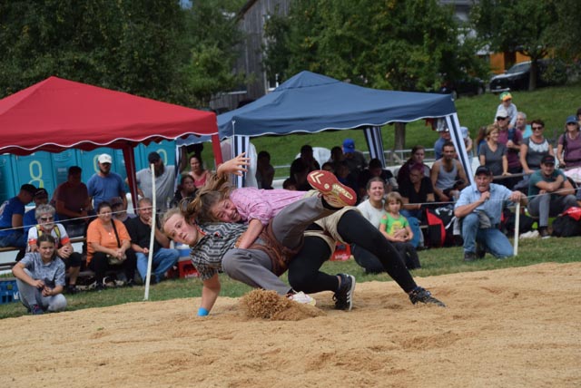 Die Besucher des Schwingfestes bekamen spannende Kämpfe und einige überraschende Ergebnisse zu sehen. Foto: zVg