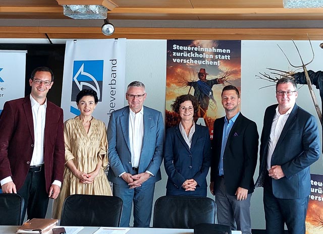 (v. l.): GR Christoph Hagenbuch, NR Marianne Binder-Keller, NR Andreas Glarner, GR Sabina Freiermuth, Beat Bechtold und Urs Widmer. Foto: zVg