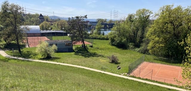 Der Tennis-Club Kraftwerk Laufenburg (TC KWL) mit seiner Anlage am Rhein mit drei Aussenplätzen und einer Halle richtet am Wochenende vom 27./28. August die Laufenburger Stadtmeisterschaften aus – zu gewinnen gibt’s den Wanderpokal. Foto: zVg