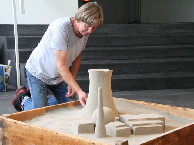 Daniel Waldner an seinem Werk Auslaufmodell . Foto: Peter Schütz