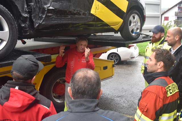 Hans Schöpfer zeigt, wo bei einem Elektrofahrzeug die Batterien anzutreffen sind. Foto: René Birri