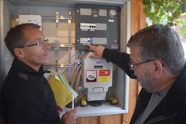 Kurskommandant-Stv. Michael Schmid (links) und Bezirksfeuerwehrverband Roger Weber am Fachsimpeln. Foto: René Birri