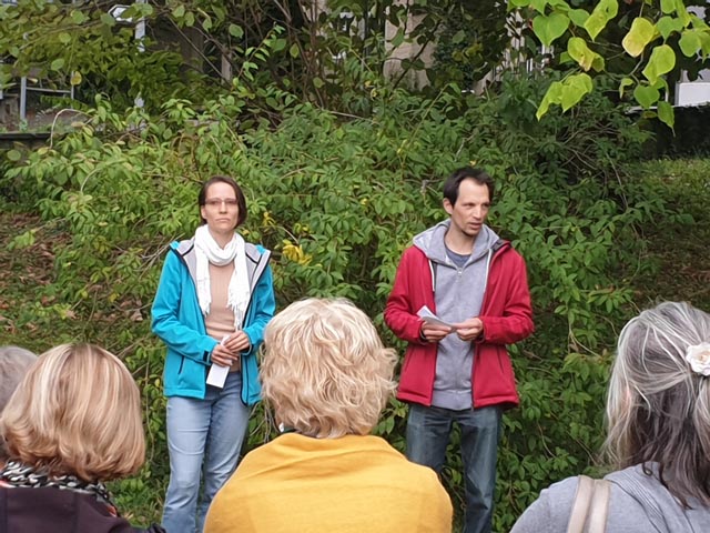 Die beiden jungen Magdener Grit Tzschichholz und Cyrill Campani vom Projekt «Klimafreunde» führten durch den im Garten platzierten Klimaweg. Foto: zVg 