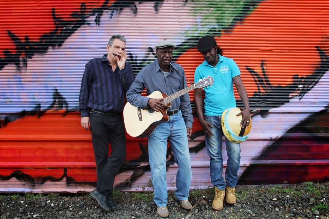  Boubacar Traoré (guitar, vocals), Vincent Bucher (harmonica) und Babah Koné (percussion). Foto: zVg