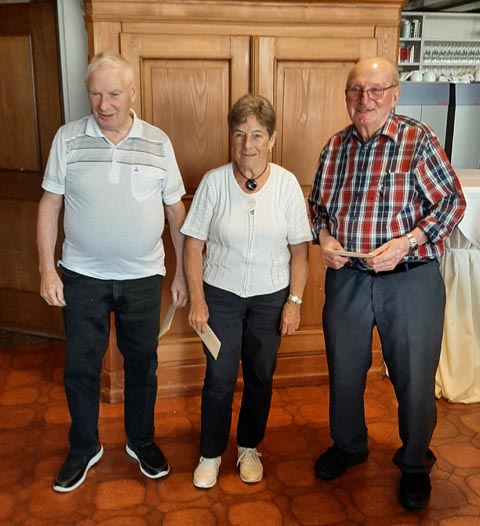 Tagesrangliste (von links): Sieger Marcel Erdin, 3. Beatrice Weiss, 2. Franz Binkert. Foto: Bernadette Rippstein