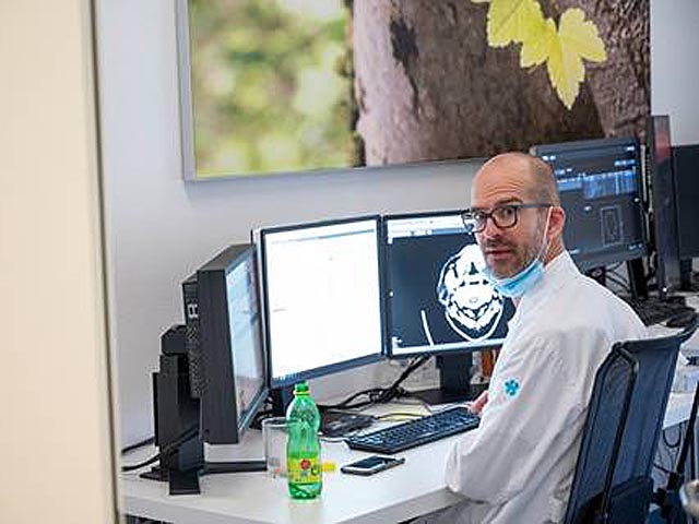 Prof. Dr. med. Tilo Niemann an seinem Arbeitsplatz. Foto: zVg