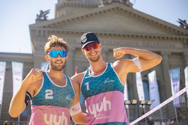 Leo Dillier (links) und Adi Heidrich freuen sich vor dem Bundeshaus über ihren Schweizermeistertitel. Foto: Adrian Knecht