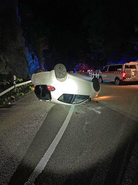 Eine alkoholisierte Personenwagenlenkerin verursachte in Ettingen einen Selbstunfall. Foto: Polizei BL