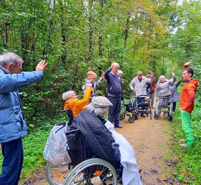 Yoga im Rheinfelder Wald. Foto: zVg