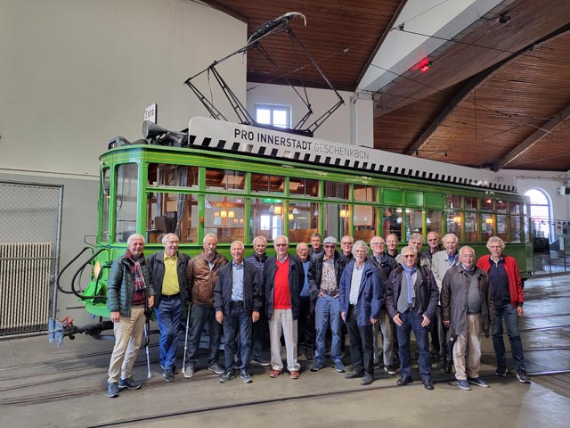Senioren des TC Rheinfelden nach einer Fahrt mit «dr Tante Schuggi». Foto: zVg