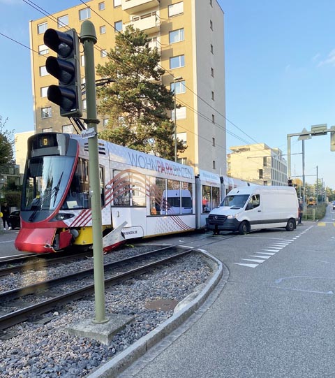 Abbiegender Lieferwagen kollidierte mit Tram. Foto: Polizei BL