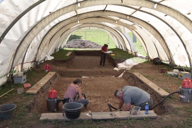 Gemeinsam im Einsatz für das Kulturerbe – der diesjährige Feldkurs stand im Zeichen des 125-Jahres-Jubiläums der Gesellschaft Pro Vindonissa. Foto: Kantonsarchäologie, © Kanton Aargau