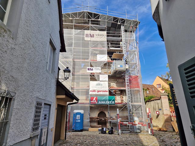 Gerüst und Notdach schützen die Ordenskirche aus dem 15. Jahrhundert während der Sanierungsarbeiten. Foto: zVg