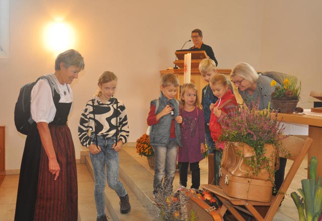 Sonntagsschüler bereicherten den Erntedankgottesdienst unter dem Motto «Helfen». Foto: Franz Wülser