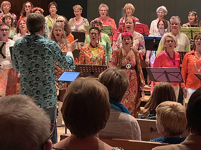 «Entführten» ins Jahr 1972: Die Sängerinnen und Sänger von Joyful Voices und Nuevo Projecto. Foto: Annemarie Schläpfer