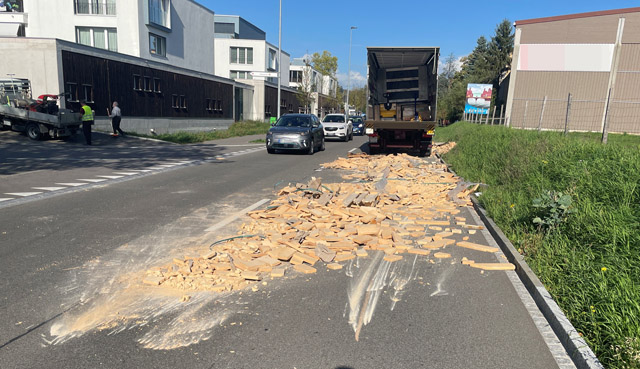Wegen den herumliegenden Steinen musste die Strasse bis am Abend gesperrt werden. Foto: Polizei AG