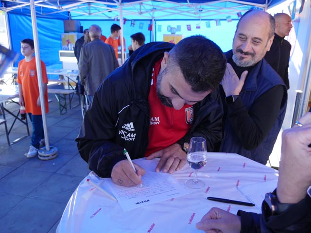 Die ersten Interessierten trugen sich für die Begleitgruppe ein. Fotos: Jörn Kerckhoff