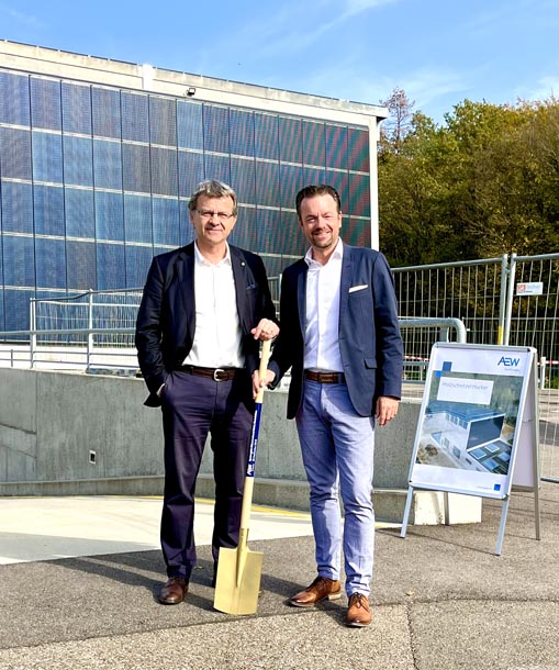 Franco Mazzi, Stadtpräsident Rheinfelden (links), und Marc Ritter, CEO der AEW Energie AG, vor der neuen Wärmezentrale Rheinfelden Rüchi. Foto: AEW