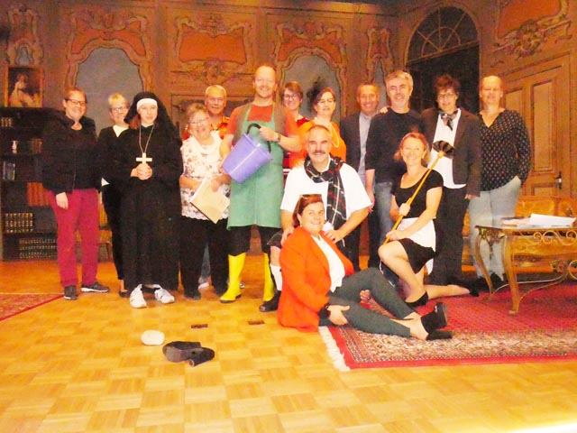 Nicht jeder ist der, der er zu sein scheint, bei der Krimikomödie «Schüsse im Schloss» die die Theatergruppe Eiken auf die Bühne bringt. Foto: Jörn Kerckhoff