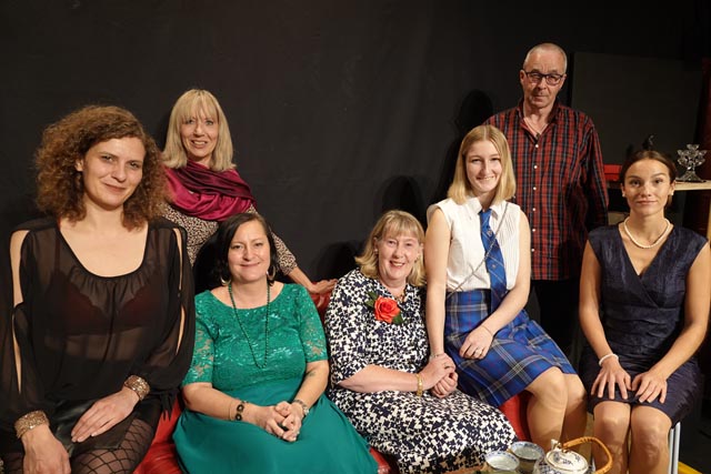 Das Theater WIWA führt ein Stück mit reiner Frauenbesetzung auf. Im Bild das Ensemble nach einer Probe mit Regisseur Martin Willi. Foto: Peter Schütz