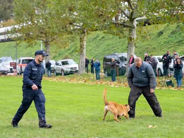 Peter Aebi mit «Ace» bei der Disziplin «Schutzdienst». Foto: zVg