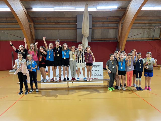 Rangliste Mädchen: 1. Rang: Die Handball Mädchen, 2. Rang: Fire Girls (rechts), 3. Rang: Queens (links) 