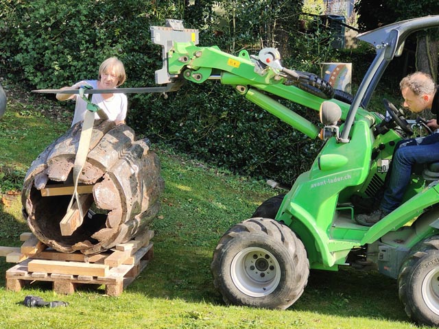 Platzierung der «Quellfassung» im Skulpturengarten: links Daniel Waldner, rechts Peter Schweizer. Foto: zVg