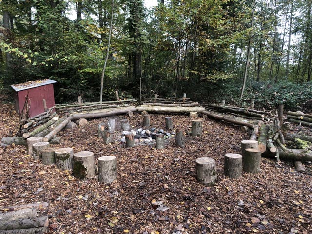 Mächtig viel z tun hatten die Papis, Grosspapis und Kinder am Waldplatz des Kindergartens Schupfart. Foto: zVg