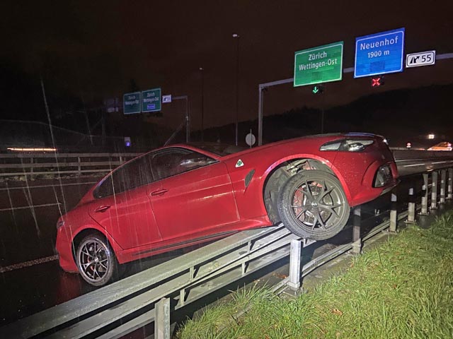 Am Fahrzeug sowie an der Autobahneinrichtung entstand mittlerer Sachschaden. Foto: Polizei AG