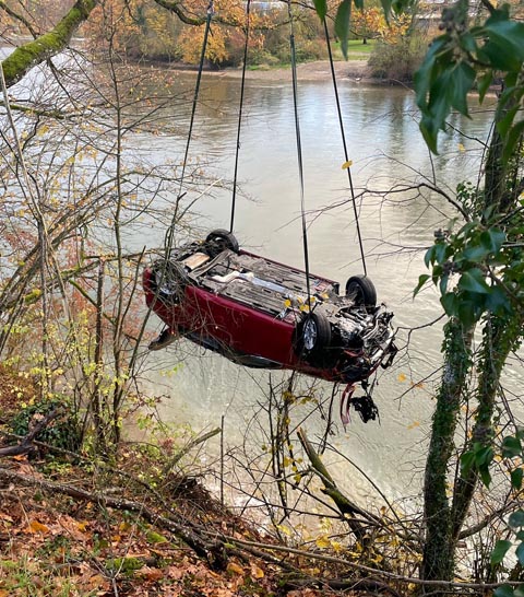Das Fahrzeug konnte im Verlauf des späteren Nachmittages geborgen werden. Foto: Polizei AG