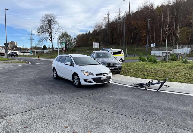 Im Kreisverkehr auf der neuen Umfahrung von Brugg kam es zum Unfall. Foto: Polizei AG
