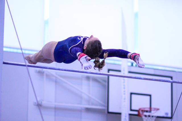 Jara Schleiss am Reck. Foto: zVg