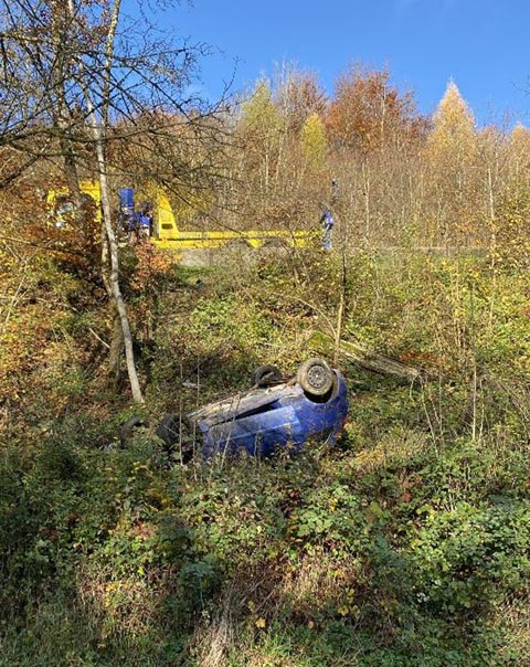 Das Auto lag in der Nähe des Schützenhauses in Gansingen und drohte am Grasbord abzurutschen. Foto: Polizei AG
