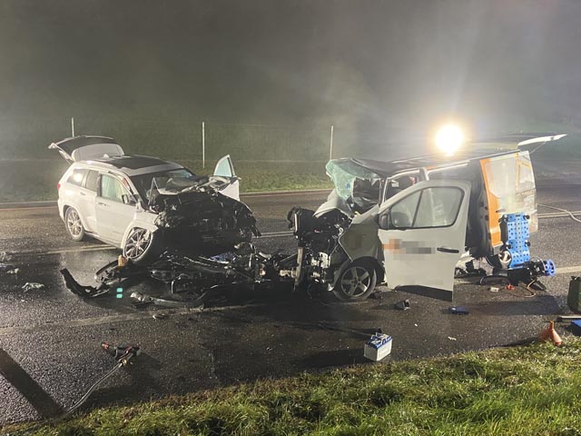 Unter Alkoholeinfluss verursachte der Fahrer eines Jeeps am Freitagabend in Würenlos eine Frontalkollision. Foto: Polizei AG 