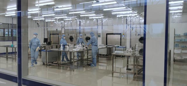 In der Reinraumwäscherei werden Textilien gereinigt, die in der Pharmaindustrie zum Einsatz kommen. Foto: zVg