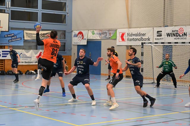 Auch Justin Larouche kam kaum durch die dichte Abwehr des BSV Stans. Foto: Christine Steck