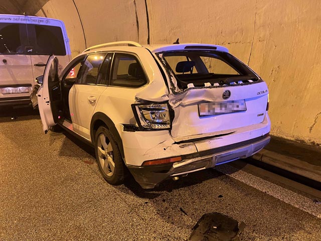Am Dienstagmorgen kam es im Bareggtunnel in Fahrtrichtung Zürich zu einer Auffahrkollision. Foto: Polizei AGi 