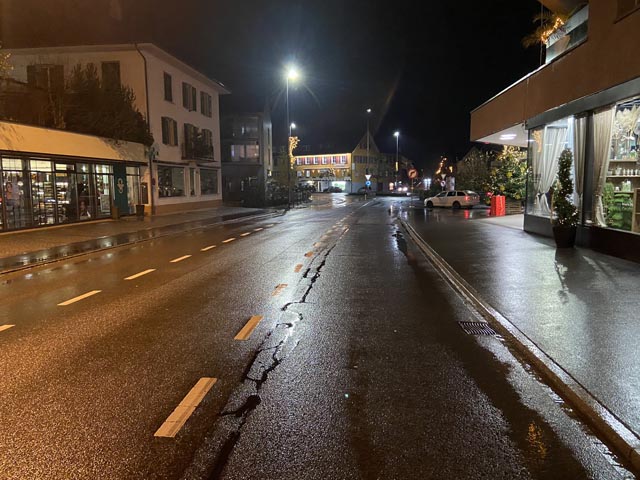 In Sins wurde ein Fussgänger beim Überqueren der Strasse von einem PW angefahren. Foto: Polizei AG