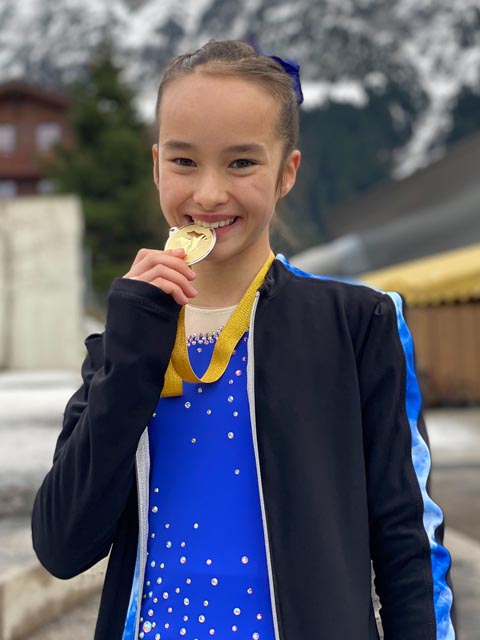 Kürzlich gewann Victoria Philipp bei den Schweizer Meisterschaften im Karate die Goldmedaille, nun stand sie beim Eiskunstlauf ganz oben auf dem Siegertreppchen. Foto: zVg