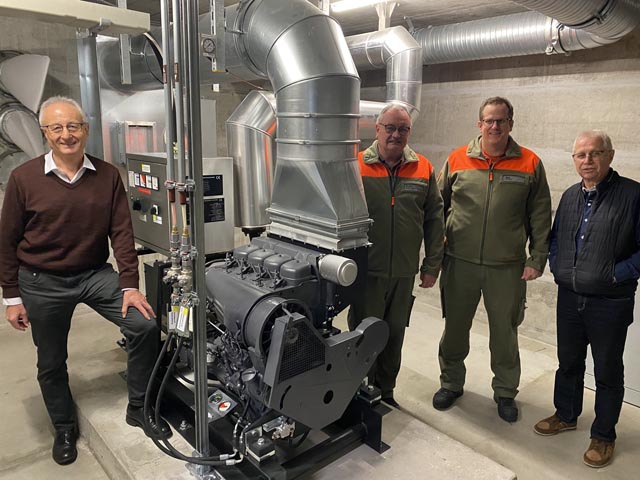 Beat Bühler (links) und Gerhard Zumsteg zeigen das Equipment, mit dem jeder Notfall-Treffpunkt ausgerüstet ist. Von links: Walter Jucker, Gerhard Zumsteg, Beat Bühler und Christoph von Büren mit dem Notstromaggregat in der Zivilschutzanlage im Augarten.  Foto: Sonja Fasler