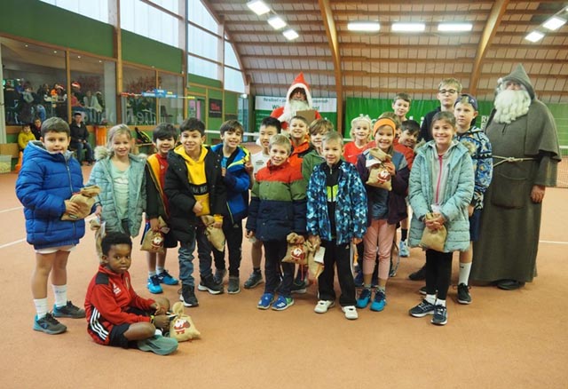 Strahlende Junioren und Juniorinnen nach dem Besuch des Samichlaus. Foto: zVg