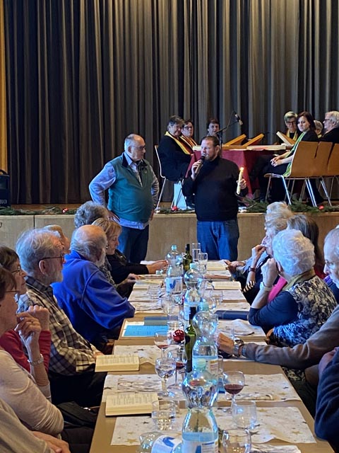 Ein paar schöne Stunden verbrachten die Senioren bei der Weihnachtsfeier, die die Frauen Herznach Ueken ausrichteten. Foto: zVg